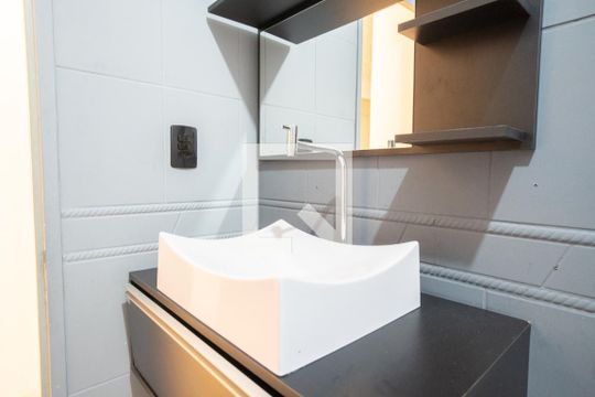 Banheiro de apartamento à venda com 1 quarto, 50m² em Vila Nova, Porto Alegre