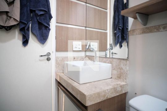 Banheiro de apartamento à venda com 2 quartos, 49m² em Jardim Santa Teresinha, São Paulo