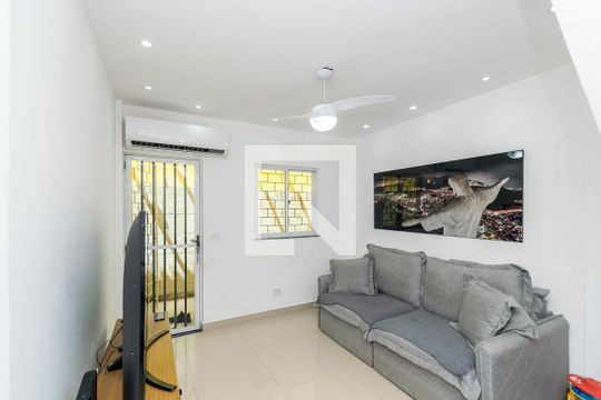 Sala de casa de condomínio à venda com 2 quartos, 90m² em Penha Circular, Rio de Janeiro