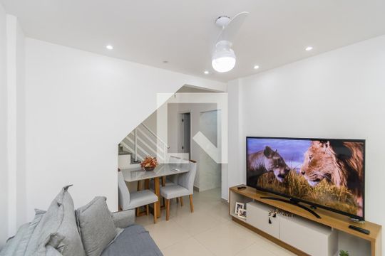 Sala de casa de condomínio à venda com 2 quartos, 90m² em Penha Circular, Rio de Janeiro