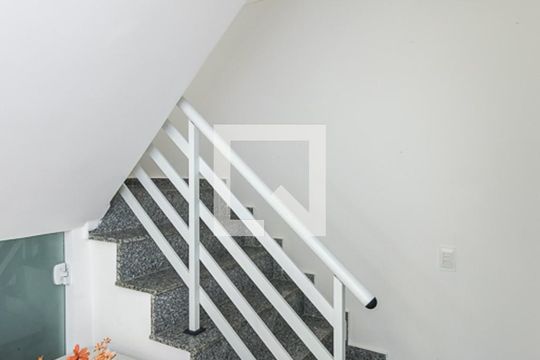 Sala - Acesso ao 2º andar de casa de condomínio à venda com 2 quartos, 90m² em Penha Circular, Rio de Janeiro