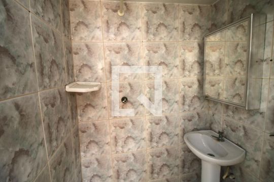 Banheiro de serviço de casa para alugar com 2 quartos, 110m² em Vila da Penha, Rio de Janeiro