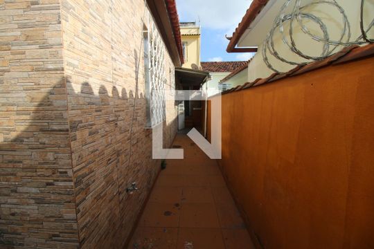 Corredor lateral de casa para alugar com 2 quartos, 110m² em Vila da Penha, Rio de Janeiro