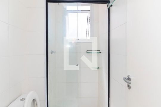 Banheiro de apartamento para alugar com 2 quartos, 42m² em Jardim Helian, São Paulo