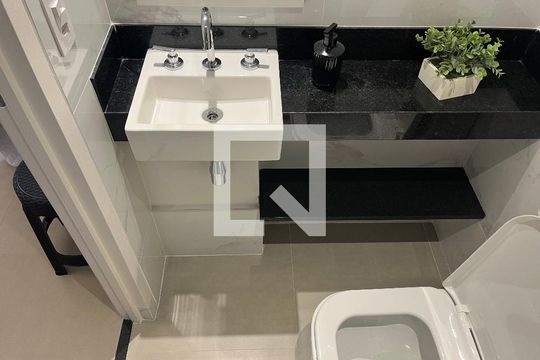 Banheiro de kitnet/studio para alugar com 1 quarto, 18m² em Perdizes, São Paulo