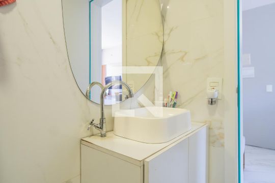 Banheiro de apartamento à venda com 1 quarto, 38m² em Vila Nova, Porto Alegre