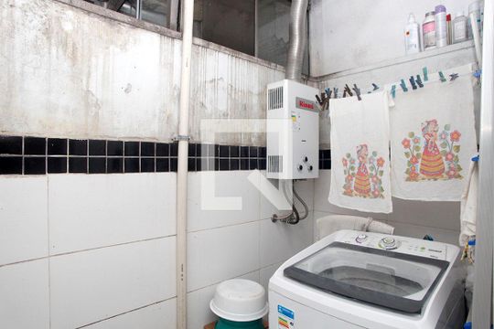 Cozinha + Área de Serviço de apartamento para alugar com 3 quartos, 96m² em Santa Cecília, Porto Alegre
