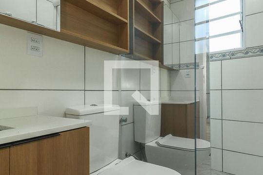 Banheiro de apartamento para alugar com 2 quartos, 72m² em Bom Jesus, Porto Alegre