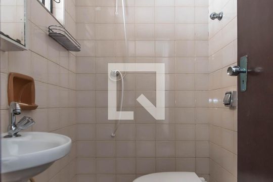 Banheiro de Serviço de casa à venda com 2 quartos, 100m² em Cidade Monções, São Paulo
