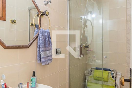 Banheiro 2 de casa à venda com 4 quartos, 200m² em Espírito Santo, Porto Alegre