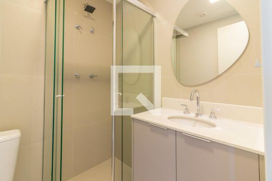 Banheiro de kitnet/studio para alugar com 1 quarto, 24m² em Pinheiros, São Paulo