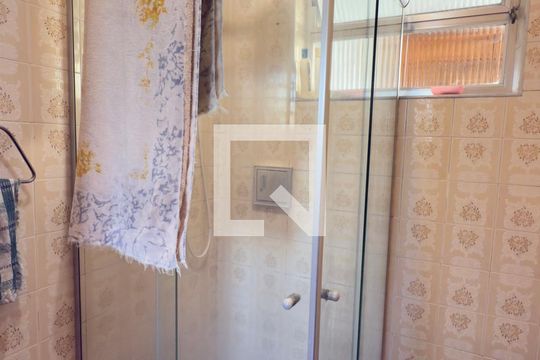 Banheiro de kitnet/studio para alugar com 1 quarto, 42m² em Boqueirão, Praia Grande