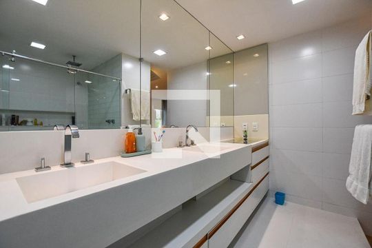 Casa à venda com 4 quartos, 200m² em Santa Rosa, Niterói
