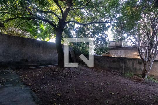 Quintal de casa à venda com 3 quartos, 101m² em Santa Branca, Belo Horizonte