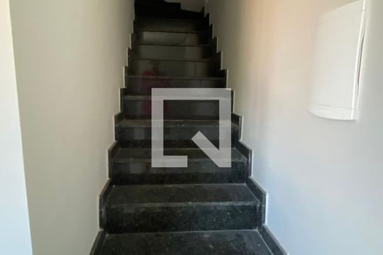 Escada de casa para alugar com 2 quartos, 130m² em Jardim Santo Alberto, Santo André