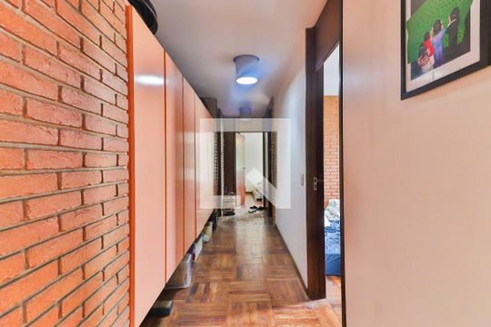 Corredor para Quartos de casa para alugar com 8 quartos, 324m² em Butantã, São Paulo