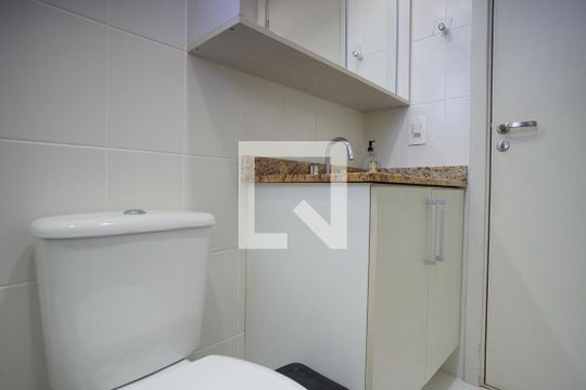 Banheiro da Suíte de apartamento à venda com 2 quartos, 64m² em Jardim Carvalho, Porto Alegre