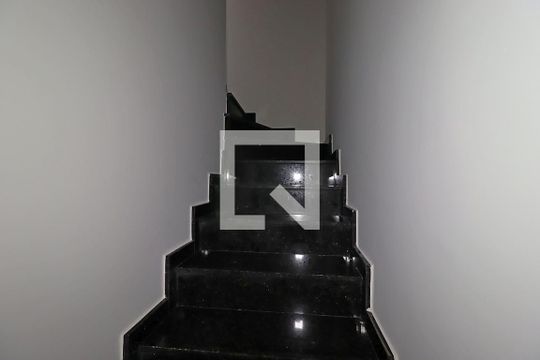 Escada de casa para alugar com 2 quartos, 100m² em Jardim Santo Alberto, Santo André