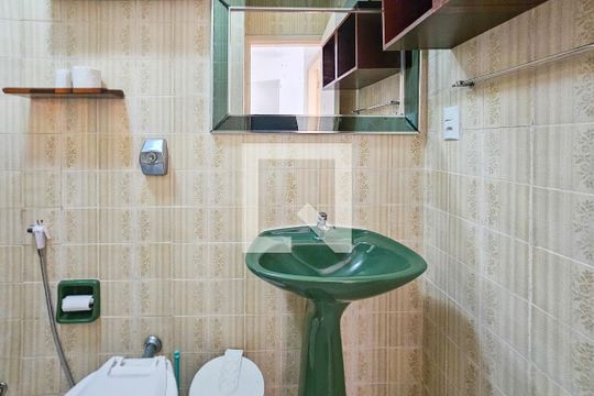 Banheiro de apartamento para alugar com 1 quarto, 40m² em Enseada, Guarujá