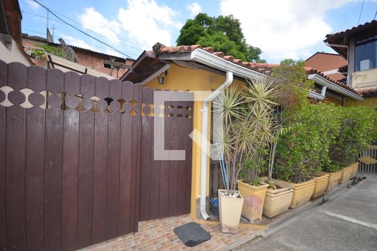 Fachada de casa para alugar com 2 quartos, 50m² em Campo Grande, Rio de Janeiro