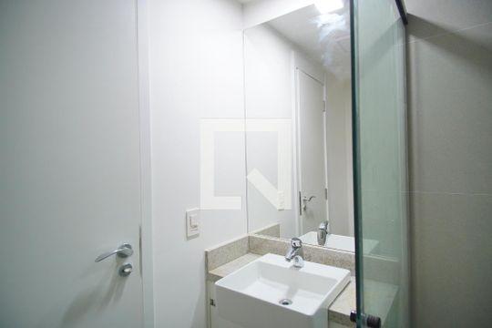 Banheiro de kitnet/studio para alugar com 1 quarto, 25m² em Boa Vista, Porto Alegre