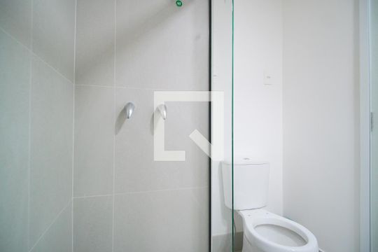 Banheiro de kitnet/studio para alugar com 1 quarto, 25m² em Boa Vista, Porto Alegre