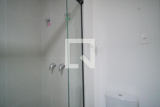 Banheiro de kitnet/studio para alugar com 1 quarto, 25m² em Boa Vista, Porto Alegre