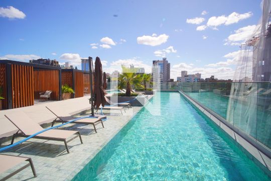 Área Comum - Piscina de kitnet/studio para alugar com 1 quarto, 25m² em Boa Vista, Porto Alegre