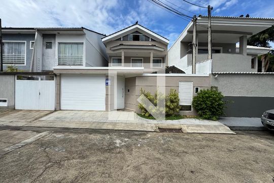 Fachada de casa à venda com 5 quartos, 300m² em Vargem Pequena, Rio de Janeiro