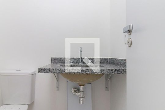 Banheiro de kitnet/studio à venda com 0 quarto, 23m² em Santo Amaro, São Paulo