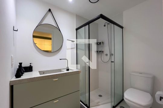 Banheiro de kitnet/studio para alugar com 1 quarto, 21m² em Ipiranga, São Paulo
