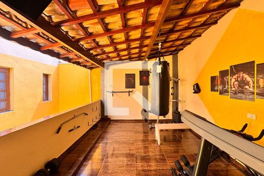 Academia de casa à venda com 4 quartos, 241m² em Jardim Las Vegas, Santo André