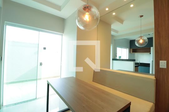 Sala de apartamento para alugar com 2 quartos, 64m² em Santa Mônica, Uberlândia