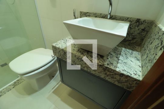 Banheiro da Suíte de apartamento para alugar com 2 quartos, 64m² em Santa Mônica, Uberlândia