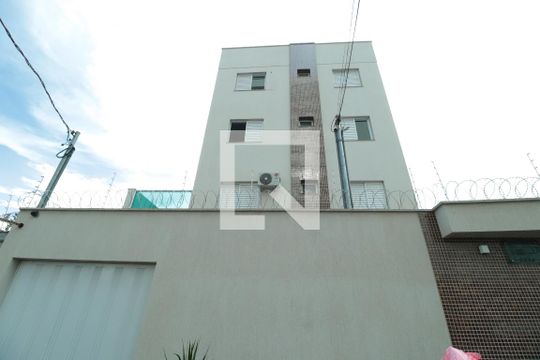 Fachada de apartamento para alugar com 2 quartos, 64m² em Santa Mônica, Uberlândia