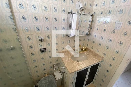 Banheiro de apartamento à venda com 2 quartos, 75m² em Del Castilho, Rio de Janeiro