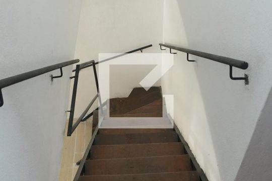 Escada para os Quartos de casa para alugar com 2 quartos, 80m² em Luz, Nova Iguaçu