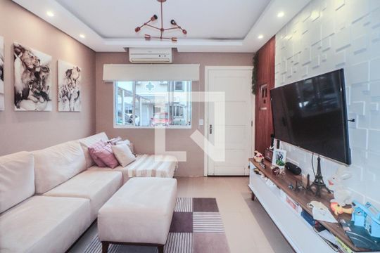 Sala de casa de condomínio à venda com 2 quartos, 88m² em Humaitá, Porto Alegre