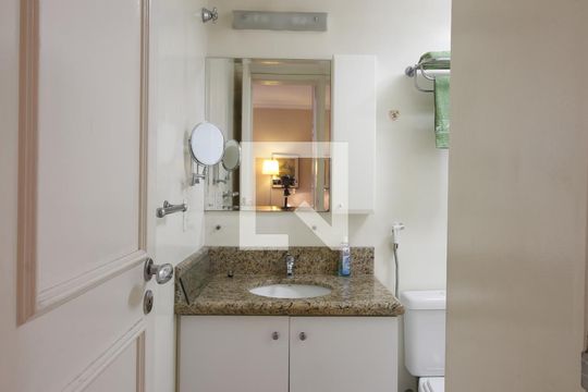 Banheiro de apartamento para alugar com 1 quarto, 45m² em Itaim Bibi, São Paulo