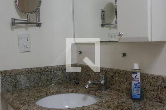 Banheiro de apartamento para alugar com 1 quarto, 45m² em Itaim Bibi, São Paulo