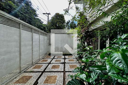 Garagem de casa à venda com 4 quartos, 300m² em Granja Julieta, São Paulo
