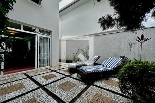 Quintal de casa à venda com 4 quartos, 300m² em Granja Julieta, São Paulo