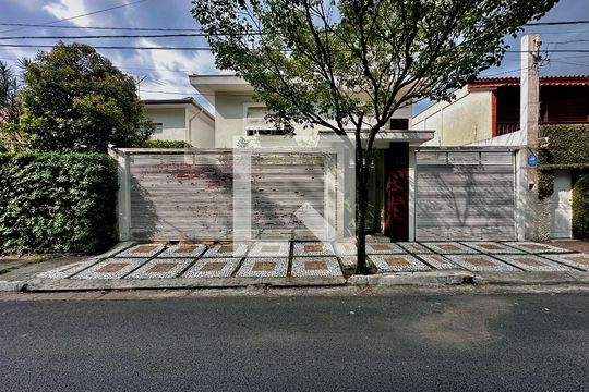 Fachada de casa à venda com 4 quartos, 300m² em Granja Julieta, São Paulo