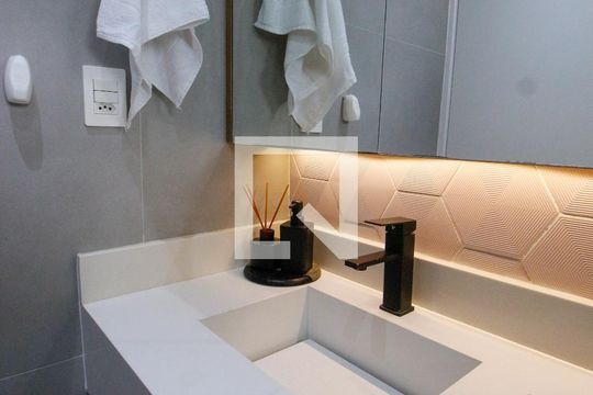 Banheiro de apartamento à venda com 2 quartos, 85m² em Vila Suzana, São Paulo