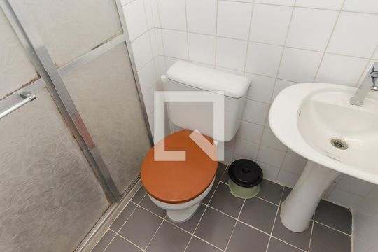 Banheiro de apartamento à venda com 2 quartos, 55m² em Olaria, Rio de Janeiro