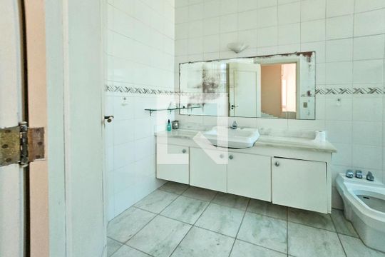 Banheiro da suíte 3 de apartamento para alugar com 5 quartos, 890m² em Jardim Acapulco, Guarujá