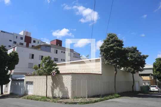 Fachada de casa para alugar com 4 quartos, 250m² em Padre Eustáquio, Belo Horizonte