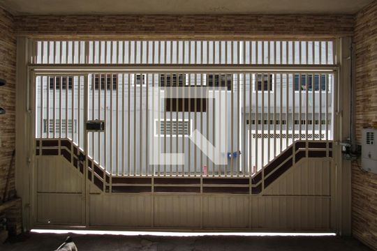 Garagem de casa à venda com 4 quartos, 242m² em Bandeiras, Osasco