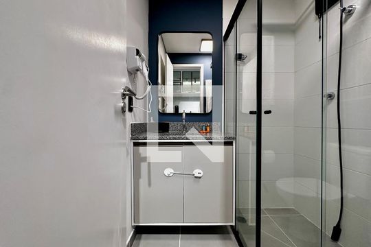 Banheiro de kitnet/studio para alugar com 0 quarto, 25m² em Chácara Santo Antônio (zona Sul), São Paulo