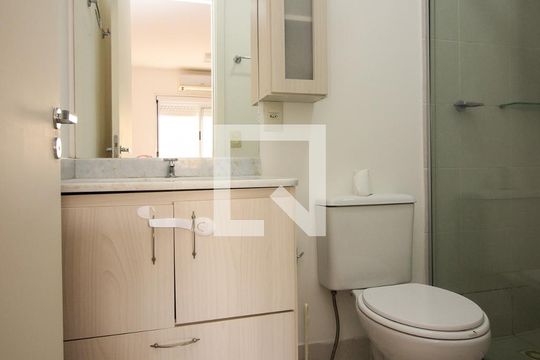 Banheiro da Suíte de apartamento à venda com 2 quartos, 67m² em Santo Antônio, Porto Alegre